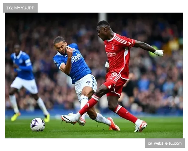 埃弗顿更衣室冲突瞬间：格耶拳击队友被直红罚下