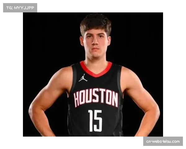 火箭新秀谢泼德抢断反击,完成滑翔双手暴扣 火箭新秀谢泼德抢断反击,完成滑翔双手暴扣